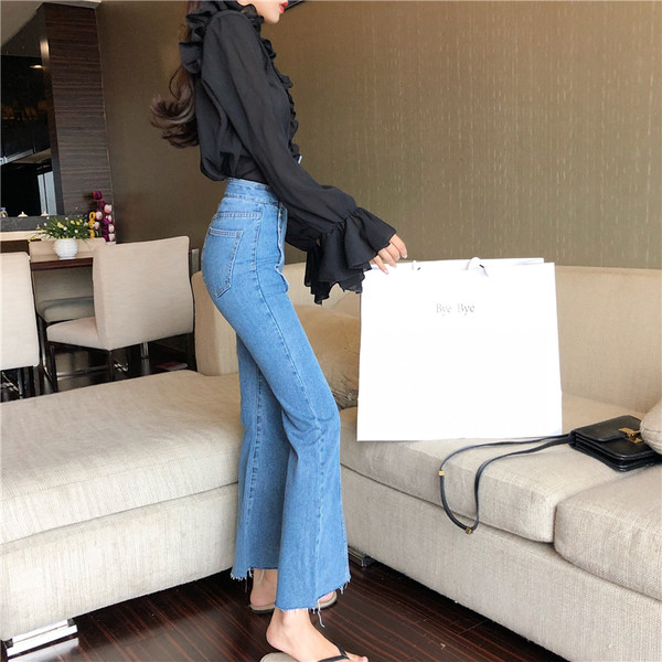 Дамски дънки в светъл цвят с копчета и висока талия - широк модел