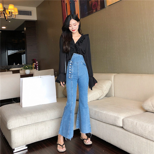 Дамски дънки в светъл цвят с копчета и висока талия - широк модел