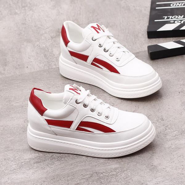 Дамски маратонки в бял цвят с висока подметка