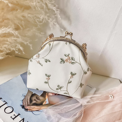 Дамска модерна чанта с бродерия в бял цвят