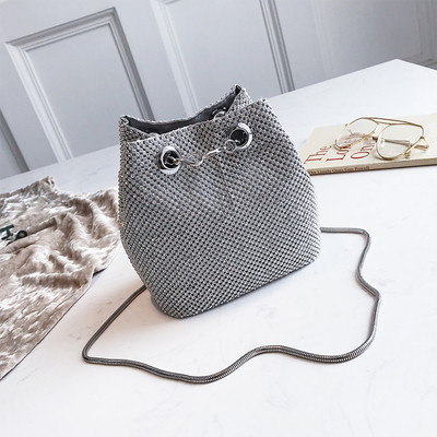 Интересна дамска чанта с лъскаво покритие