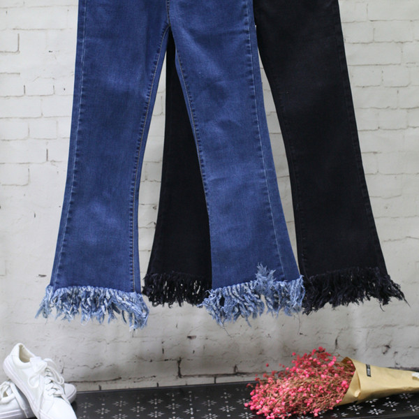 Дамски дънки в син и черен цвят с ресни