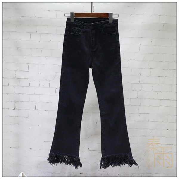 Дамски дънки в син и черен цвят с ресни