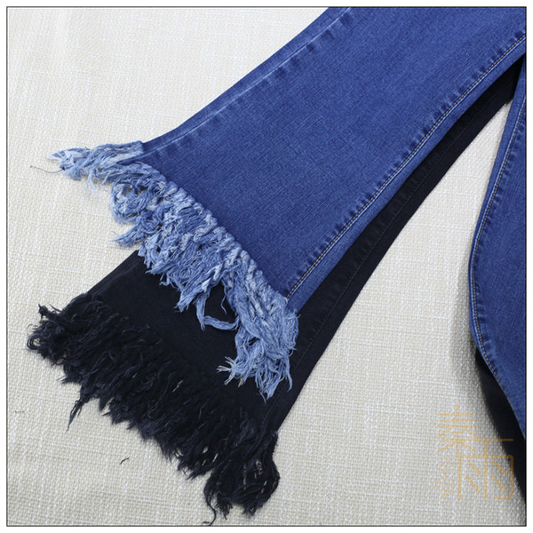 Дамски дънки в син и черен цвят с ресни