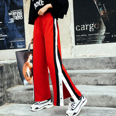 Спортни дамски панталони с копчета и кантове в черен и червен цвят