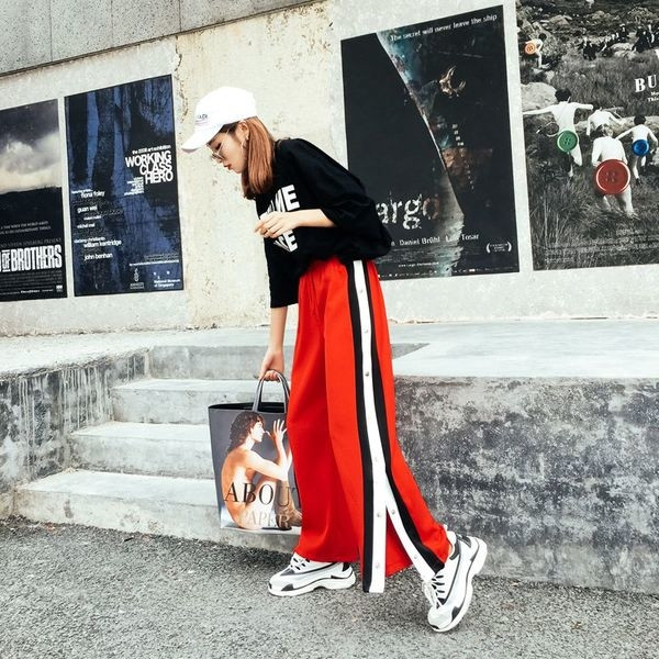 Спортни дамски панталони с копчета и кантове в черен и червен цвят