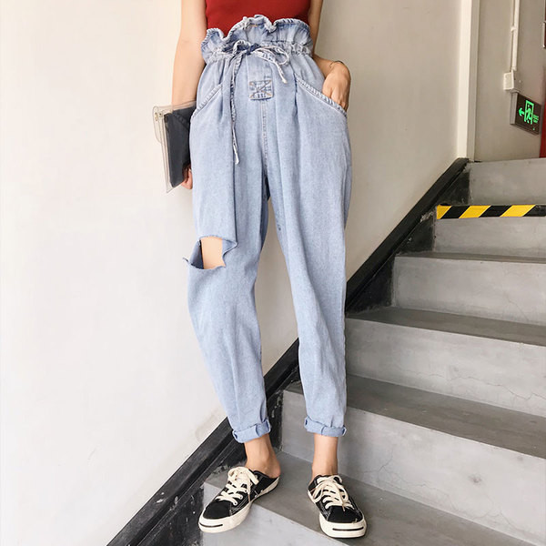 Модерни дамски дънки с висока талия и разкъсани мотиви в светъл цвят