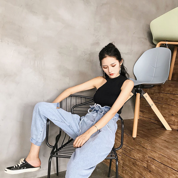 Модерни дамски дънки с висока талия и разкъсани мотиви в светъл цвят