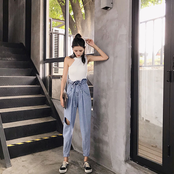 Модерни дамски дънки с висока талия и разкъсани мотиви в светъл цвят