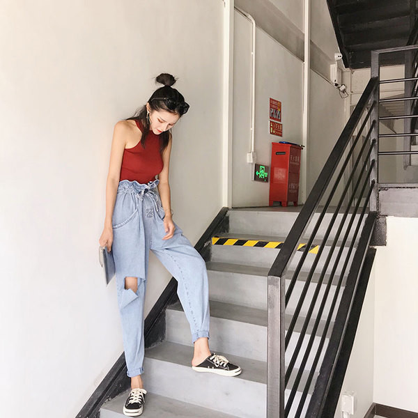 Модерни дамски дънки с висока талия и разкъсани мотиви в светъл цвят