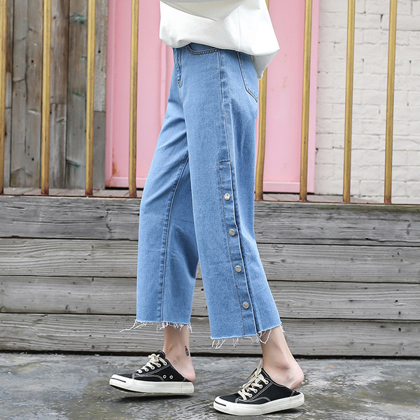 Широк модел дамски дънки с 9/10 дължина и копчета