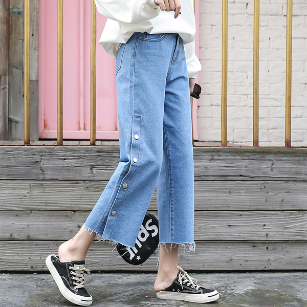 Широк модел дамски дънки с 9/10 дължина и копчета