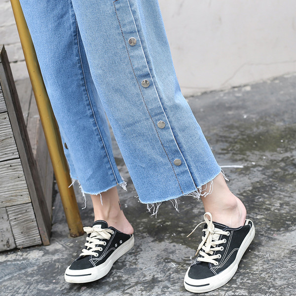 Широк модел дамски дънки с 9/10 дължина и копчета