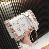 Дамска чанта с бродерия и 3D елементи - в няколко цвята