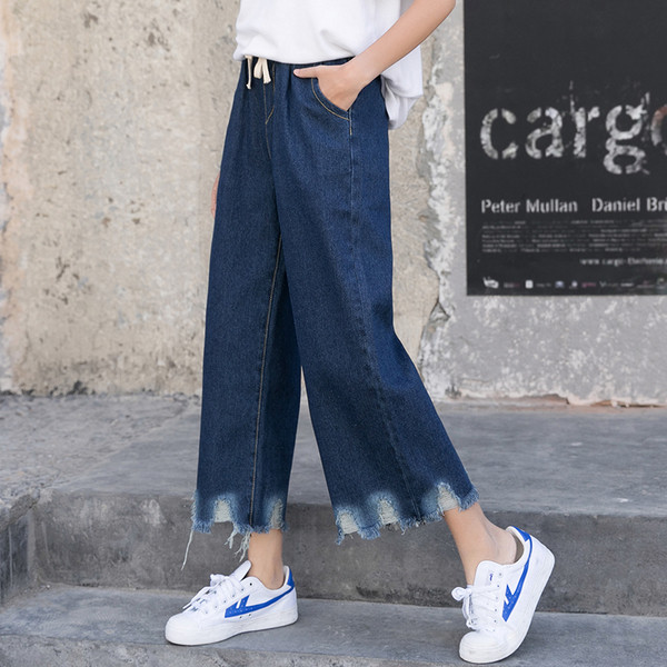 Дамски дънки в тъмен цвят с разкъсани мотиви