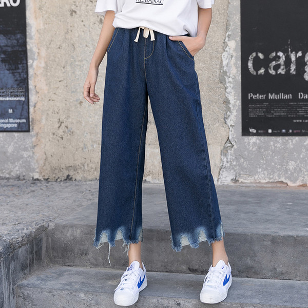 Дамски дънки в тъмен цвят с разкъсани мотиви