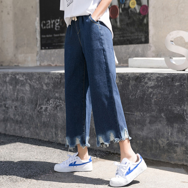 Дамски дънки в тъмен цвят с разкъсани мотиви