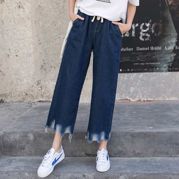 Дамски дънки в тъмен цвят с разкъсани мотиви