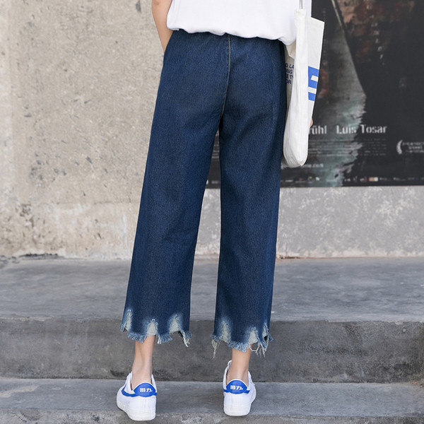 Дамски дънки в тъмен цвят с разкъсани мотиви