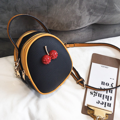 Дамска малка чанта с 3D декорация и дълга верижка - няколко цвята