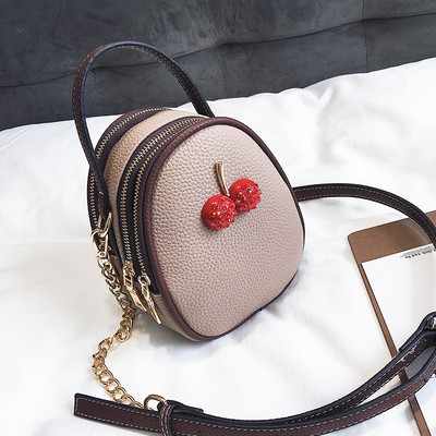 Дамска малка чанта с 3D декорация и дълга верижка - няколко цвята