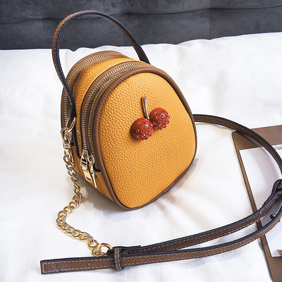 Дамска малка чанта с 3D декорация и дълга верижка - няколко цвята