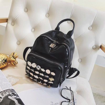 Модерна дамска раница с лъскаво покритие и метална декорация в няколко цвята