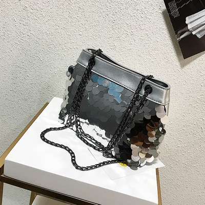 Дамска чанта с пайети и дълга верижка в няколко цвята