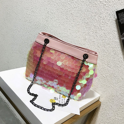 Дамска чанта с пайети и дълга верижка в няколко цвята