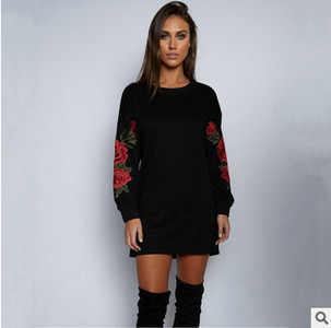 Модерна дамска туника с цветна бродерия на ръкава в два цвята