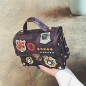 Дамска модерна чанта с емблеми в няколко цвята