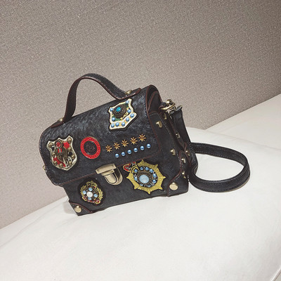 Дамска модерна чанта с емблеми в няколко цвята