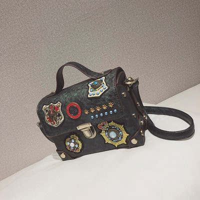 Дамска модерна чанта с емблеми в няколко цвята