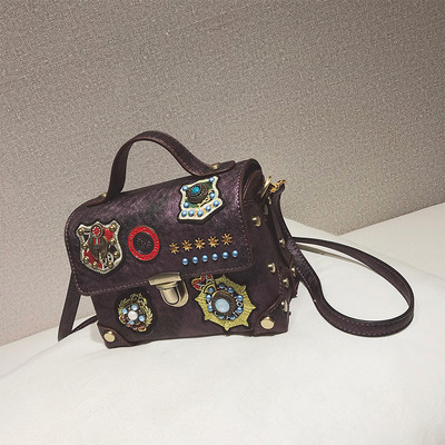 Дамска модерна чанта с емблеми в няколко цвята