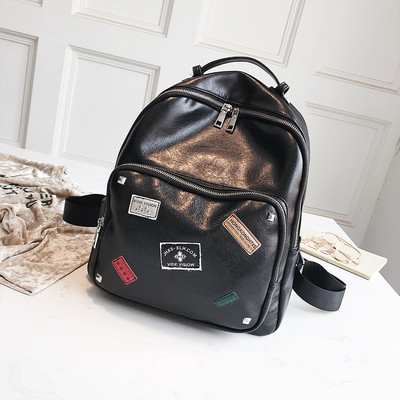 Голяма дамска раница с емблеми и лъскаво покритие