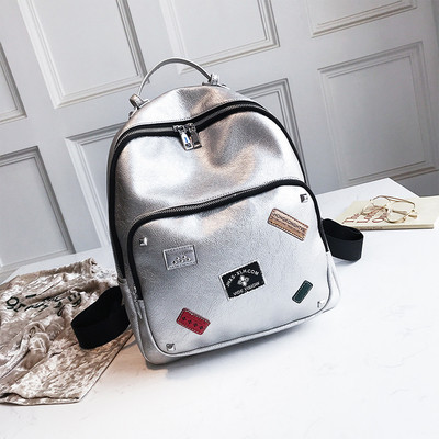 Голяма дамска раница с емблеми и лъскаво покритие