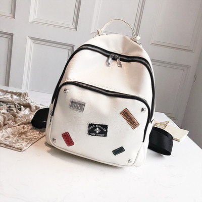 Голяма дамска раница с емблеми и лъскаво покритие