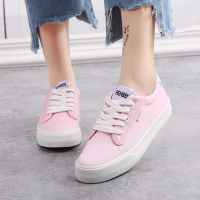 Актуални дамски маратонки в няколко цвята 