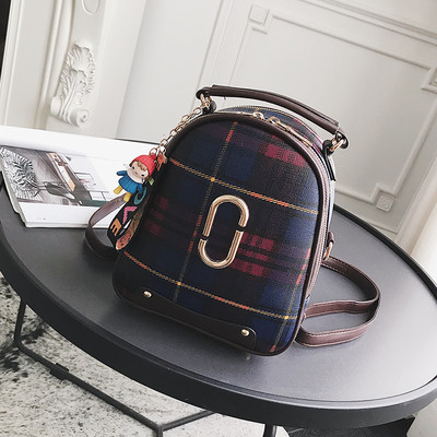 Дамска карирана раница с метална декорация 