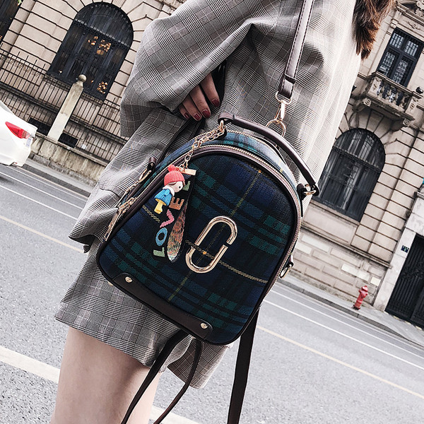 Дамска карирана раница с метална декорация 