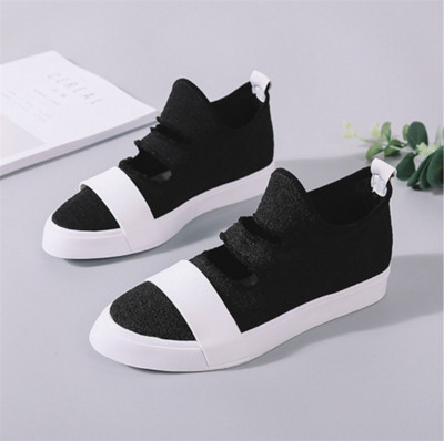 Модерни дамски маратонки без връзки в черен и бял цвят