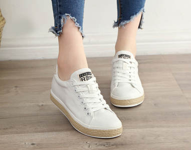 Модерни дамски маратонки в бял и черен цвят