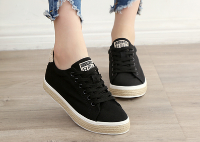 Модерни дамски маратонки в бял и черен цвят