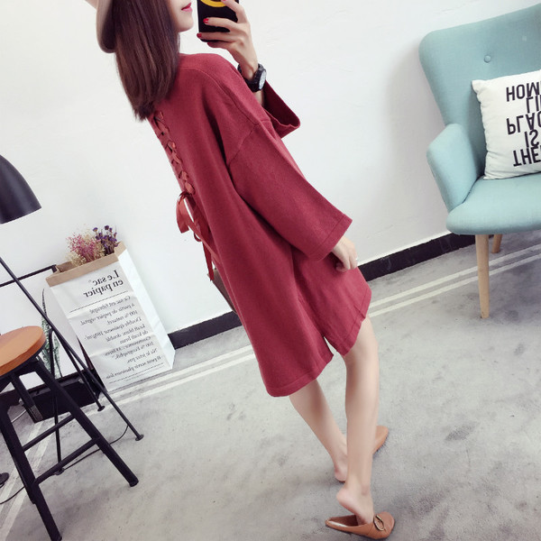 Дамска широка рокля с връзки на гърба подходяща за зимата