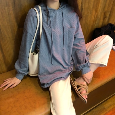 Раиран дамски суичър с качулка в бял и син цвят