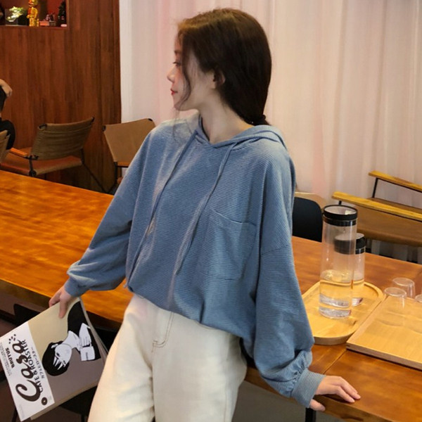 Раиран дамски суичър с качулка в бял и син цвят