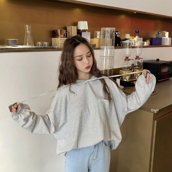 Раиран дамски суичър с качулка в бял и син цвят