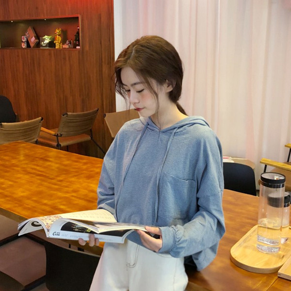 Раиран дамски суичър с качулка в бял и син цвят