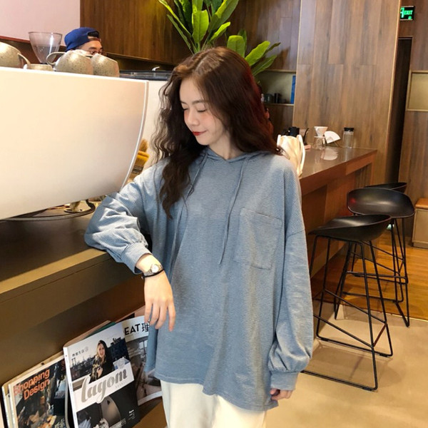 Раиран дамски суичър с качулка в бял и син цвят