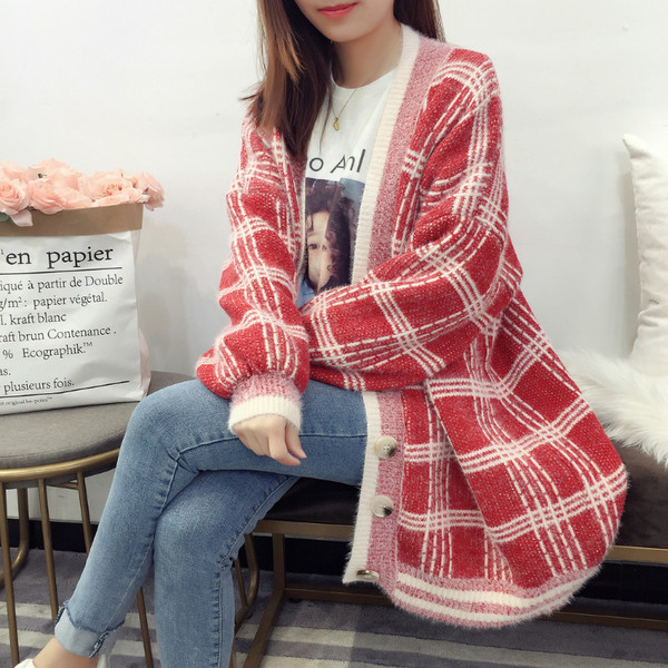 Vesta de dama in carouri cu nasturi potrivita pentru utilizarea de zi cu zi